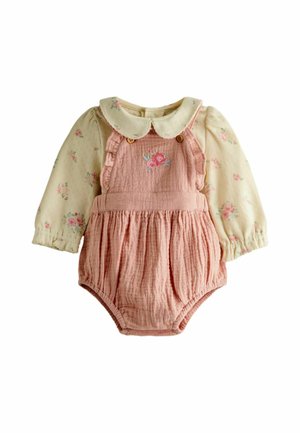 Langærmet babydragt i cremefarvet med blomstret print, tilhørende pink tekstureret forklæde kjole med flæser og broderet lyserød rose.