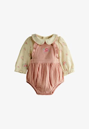 Langærmet babydragt i cremefarvet med blomstret print, tilhørende pink tekstureret forklæde kjole med flæser og broderet lyserød rose.