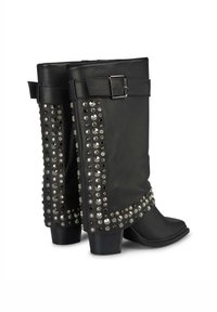 Czarne skórzane buty z ozdobnymi srebrnymi ćwiekami, dużym zapięciem, spiczastymi noskami i średniej wysokości słupkowym obcasem.