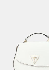 Borsa a mano strutturata bianca con superficie texturizzata, hardware dorato e logo triangolare. Presenta una maniglia superiore e una tracolla rimovibile.