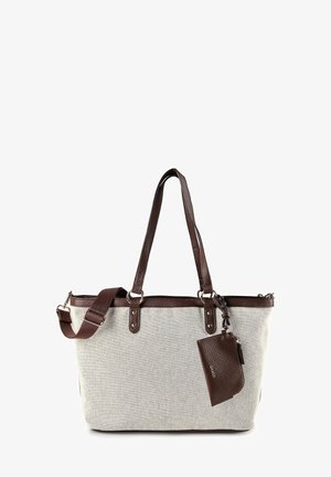 Sac fourre-tout en tissu beige avec poignées en cuir marron foncé, bordures, bandoulière amovible et une pochette zippée en cuir assortie attachée.