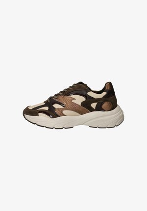 Bruine en crème sneaker met suède en mesh materialen, golvend ontwerp, gestructureerde details, witte tussenzool en bruine buitenzool.