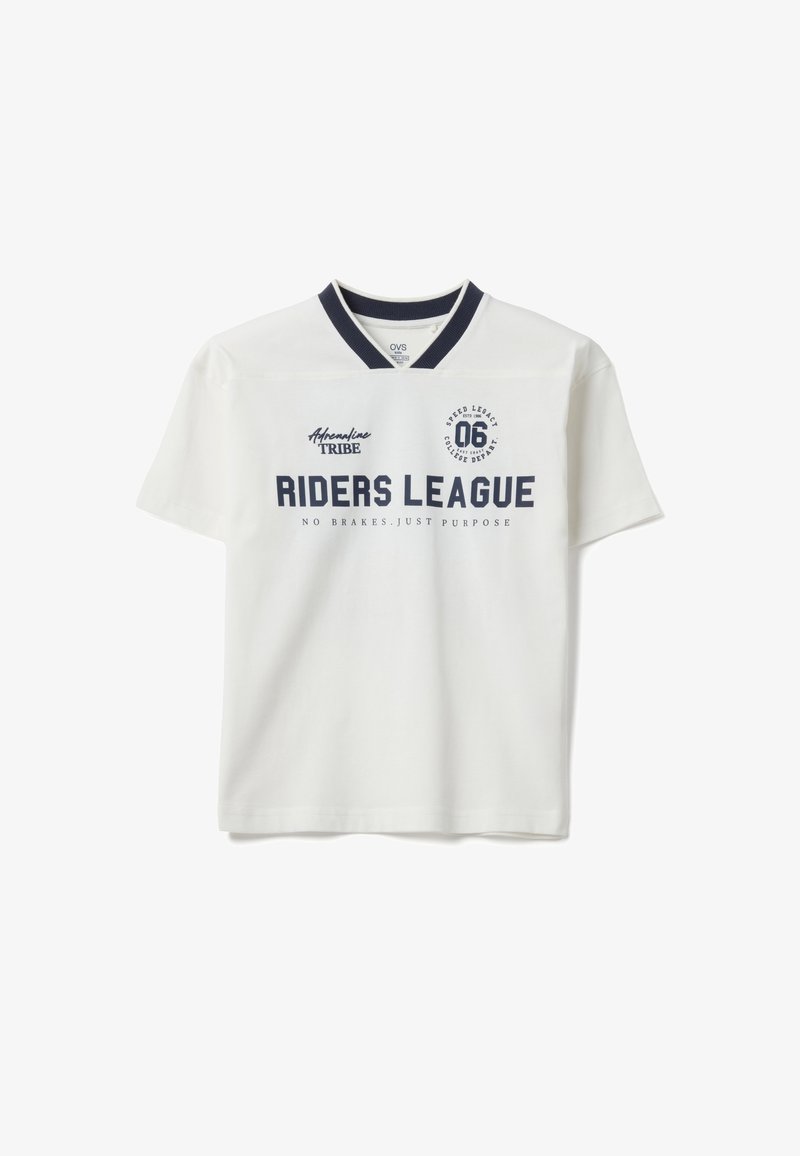 T-shirt blanc à manches courtes pour enfants avec col rayé bleu marine, texte "RIDERS LEAGUE" et petits motifs imprimés bleu marine supplémentaires.