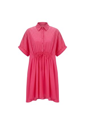 Roze overhemdjurk met korte mouwen, kraag, knopen aan de voorkant, aantrekkoord in de taille en verspreid patroon van kleine witte stippen op het bovenste deel.
