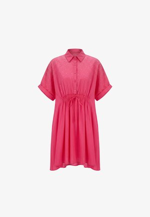Kurzärmeliges pinkfarbenes Hemdkleid mit Kragen, Knopfleiste vorne, Taillen-Zugband und verstreutem kleinen weißen Punktemuster im oberen Bereich.