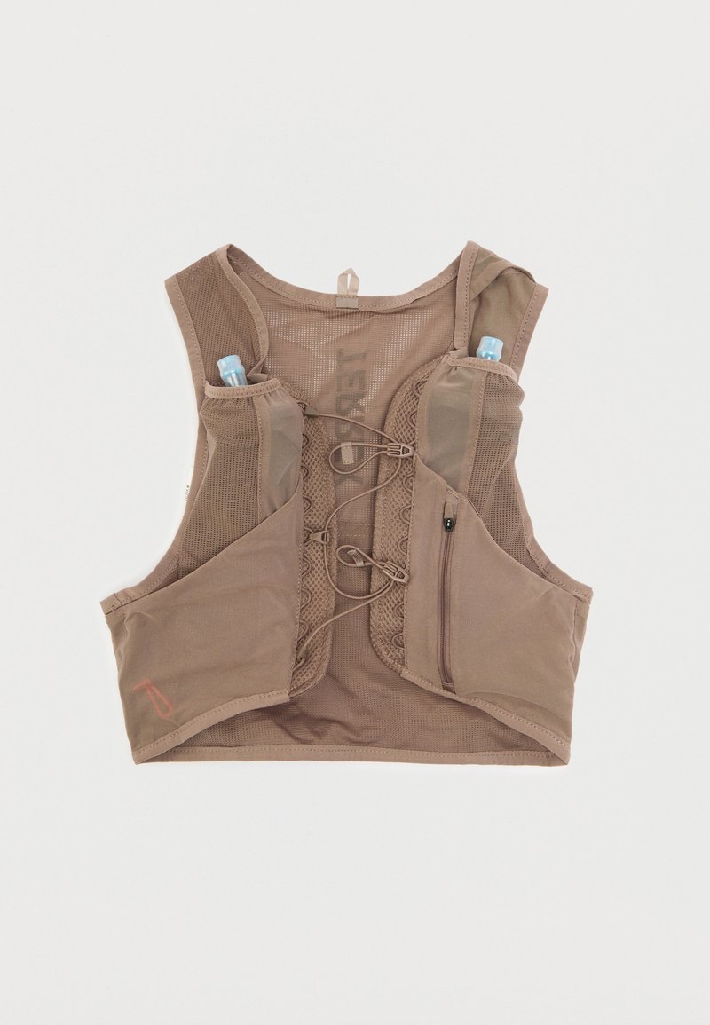 Gilet de course léger en maille brune avec deux poches frontales pour bouteilles d'eau, boucles avant réglables et une poche zippée sur le côté droit.