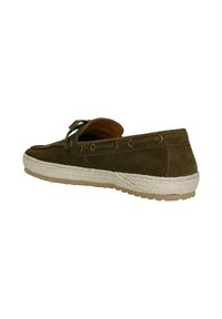 Πράσινο ελιάς δερμάτινο παπούτσι slip-on με λευκή υφαντή σόλα και λεπτομέρεια κορδονιών στα πλευρά, εμφανιζόμενο από πίσω και πλαϊνή γωνία.