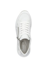 Baskets blanches avec une tige en cuir lisse, bout rond, motifs gris intriqués et zip latéral pour un accès facile. Présente des lacets blancs.