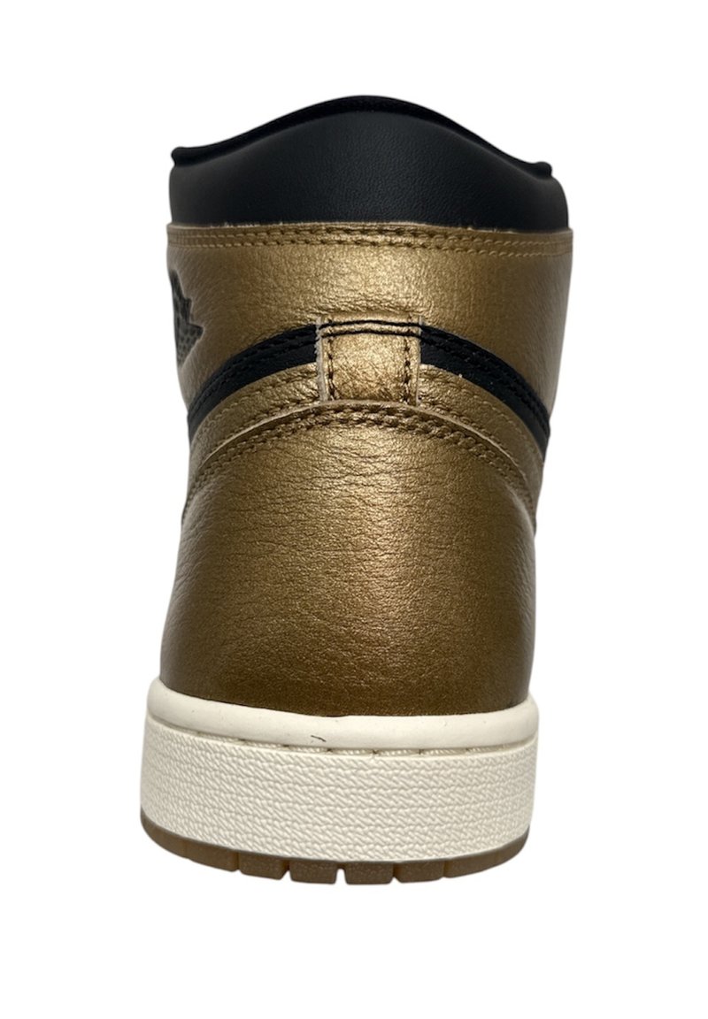 Vista trasera de una zapatilla alta con cuero metálico dorado, cuello negro, detalles de costura negra y suela texturizada blanca.