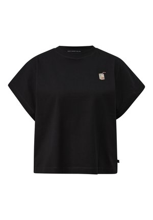 Camiseta de algodón negra con un corte cuadrado, mangas cortas, cuello redondo y un pequeño diseño de cartón de leche bordado en el lado izquierdo del pecho.