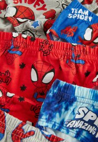 Quatre paires de shorts pour enfants avec des designs Spider-Man : rouge avec des motifs Spider-Man, bleu tie-dye et gris avec des éléments de style bande dessinée.