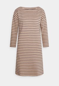 Beige mekko, jossa on tummansiniset vaakaraidat, veneen pääntie ja kolmen neljänneksen mittaiset hihat. Valmistettu pehmeästä kankaasta, rento A-linjainen siluetti.
