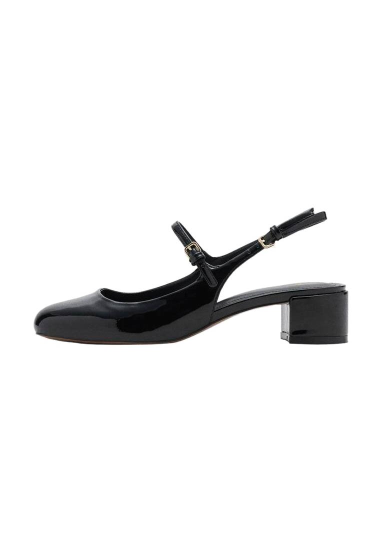 Černá lakovaná kožená slingback obuv s kulatou špičkou, středním blokovým podpatkem a nastavitelným kotníkovým páskem se zlatým přezkovým zapínáním.
