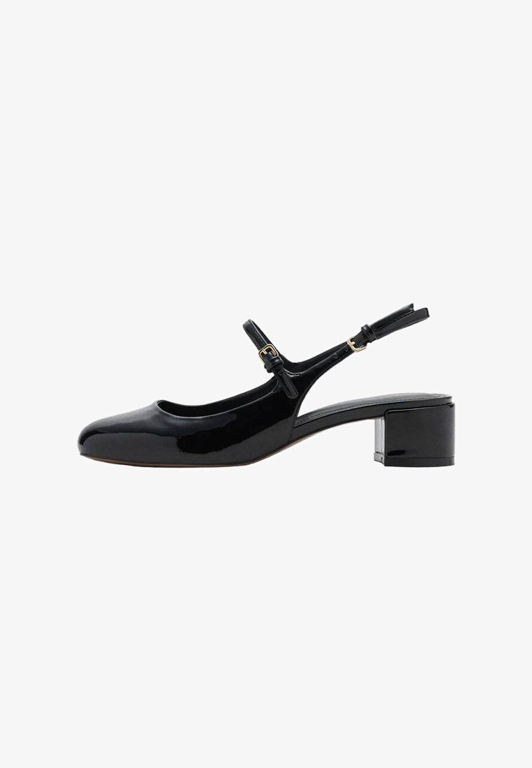 Chaussure slingback en cuir verni noir avec un bout arrondi, un talon bloc de hauteur moyenne et une bride de cheville ajustable dotée d'une boucle en métal doré.