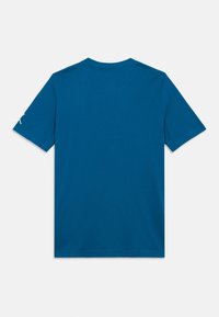 Enostavna modra kratka majica s kratkimi rokavi, ravno položena, prikazuje zadnjo stran z okroglim izrezom na belem ozadju.