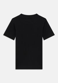 Απλό μαύρο κοντομάνικο μπλουζάκι, εμφανιζόμενο από πίσω με στρογγυλή λαιμόκοψη, σε λευκό φόντο.