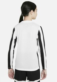 Langärmliges Sportshirt aus weißem Mesh mit schwarzen Streifen an den Ärmeln; verfügt über einen runden Ausschnitt und eine taillierte Passform.