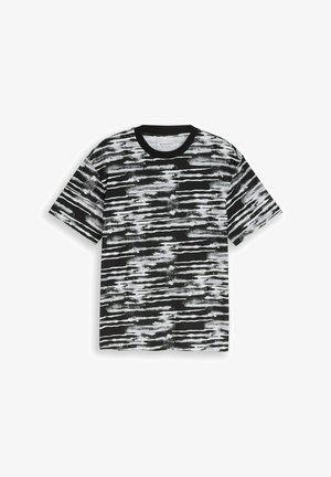 Camiseta negra de manga corta con patrones irregulares de pinceladas horizontales blancas y un cuello redondo negro sólido.