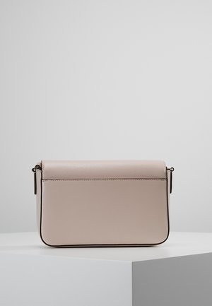 Bolso bandolera rectangular de cuero beige con cierre de solapa, costuras visibles y herrajes metálicos, exhibido sobre un pedestal blanco contra un fondo liso.