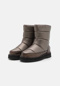 Puffige, metallisch braune Knöchelstiefel mit runder Zehenpartie, strukturiertem Obermaterial und schwarzer Gummisohle. Nähdetails entlang der Kante.