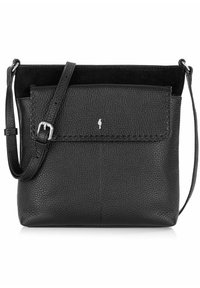 Czarna skórzana torba na ramię z teksturowanym wykończeniem, zapinana na klapkę, z ozdobnym stębnowanym brzegiem. Regulowany pasek dla komfortu noszenia.