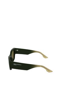 Okulary przeciwsłoneczne z ciemnozielonymi ramkami z plastiku, złotymi akcentami na końcówkach zauszników, dużymi prostokątnymi soczewkami oraz brandingiem "Karl Lagerfeld Jeans" po bokach.