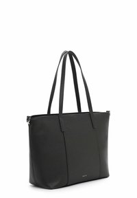 Bolso tote de cuero negro con textura suave, forma alargada, dos asas largas y un sutil logotipo en la base. Cierre con cremallera.