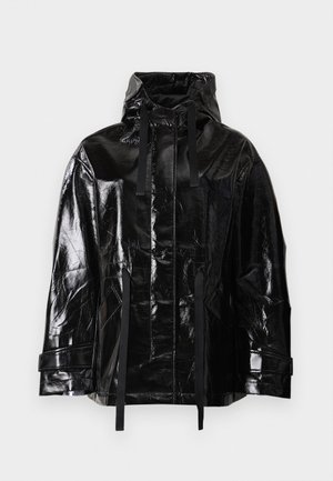 Zwarte glanzende hoodie-jack met lange zwarte koordjes en brede mouwen, weergegeven tegen een effen witte achtergrond.