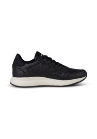 Schwarzer Sportschuh mit strukturiertem Obermaterial, ausgestattet mit einer glatten weißen Zwischensohle, Schnürdesign und subtiler Schimmer-Optik.