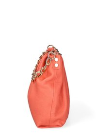 Koraalgekleurde handtas van leer met een gouden kettingriem en twee ronde metalen studs aan de zijkant, weergegeven vanuit een zijaanzicht.