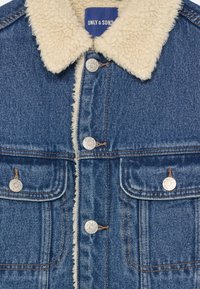 Giacca di jeans con colletto in shearling crema. Presenta bottoni in metallo argentato e due tasche frontali. Denim blu con dettagli in whiskering chiaro.