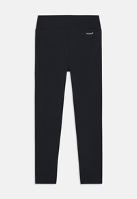 Leggings neri con una texture liscia e una cintura larga, caratterizzati da un piccolo logo bianco sull'anca e un design aderente in tutto il capo.