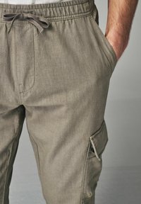 Next ELASTICATED DRAWSTRING  - REGULAR FIT - Armijas stila bikses - mushroom brown