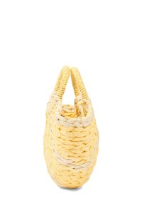 Borsa a cestino gialla intrecciata con due manici. Realizzata con materiali naturali, presenta una finitura testurizzata e una forma arrotondata.