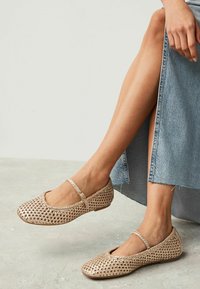 Next FOREVER COMFORT WEAVE MARY JANE - REGULAR FIT - Baletkurpes ar siksniņu ap potīti - gold