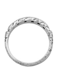 Silverring med texturerad yta och oregelbundna, upphöjda accenter. Slät insida med liten öppning för enkel påtagning. Rund form.