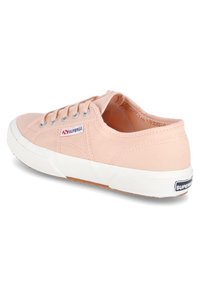 Helle rosa Leinensneaker mit weißer Gummisohle, runder Zehenpartie, Schnürsenkeln und Markenetikett. Ansicht aus einem Winkel, der die Rückseite und die Seite hervorhebt.