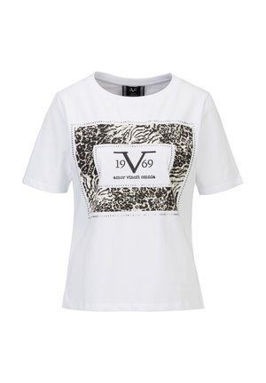 Weißes T-Shirt mit kurzen Ärmeln, einem schwarzen und beigen Animal-Print-Quadrat und dem Text "19V69 amor vincit omnia" mittig auf der Brust.