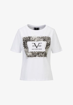 T-shirt blanc à manches courtes avec un carré imprimé animalier noir et beige et le texte "19V69 amor vincit omnia" centré sur la poitrine.
