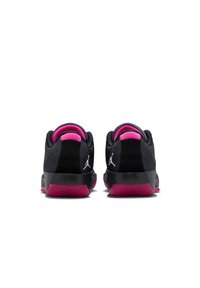 Zapatillas deportivas negras con parte superior texturizada y detalles en rosa. Cuenta con un talón negro sólido y suela de goma con un patrón de banda de rodadura rosa.