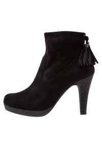Bottines en suède noir avec un haut talon aiguille, une plateforme texturée, et un pompon décoratif à l'arrière.