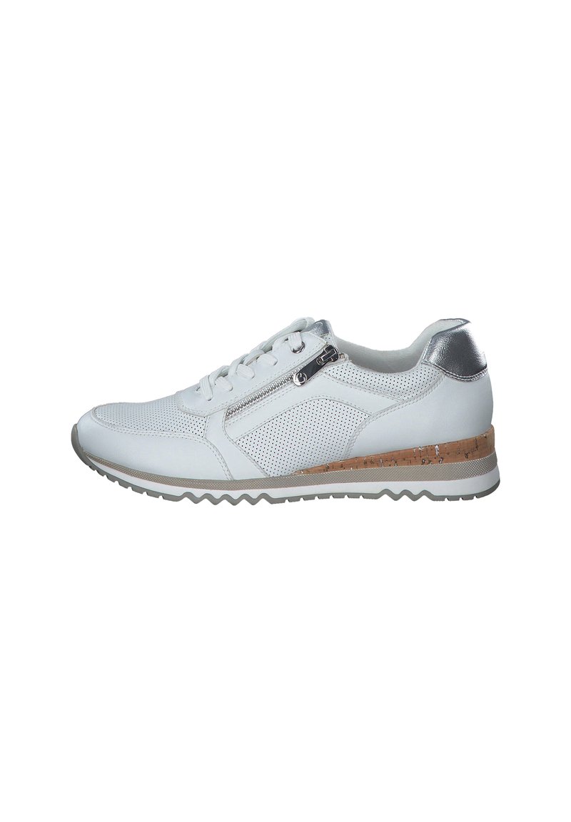 Sneaker bianca con materiale perforato, dettagli argentati e rifiniture in sughero sulla suola. Presenta lacci tradizionali e una cerniera laterale.