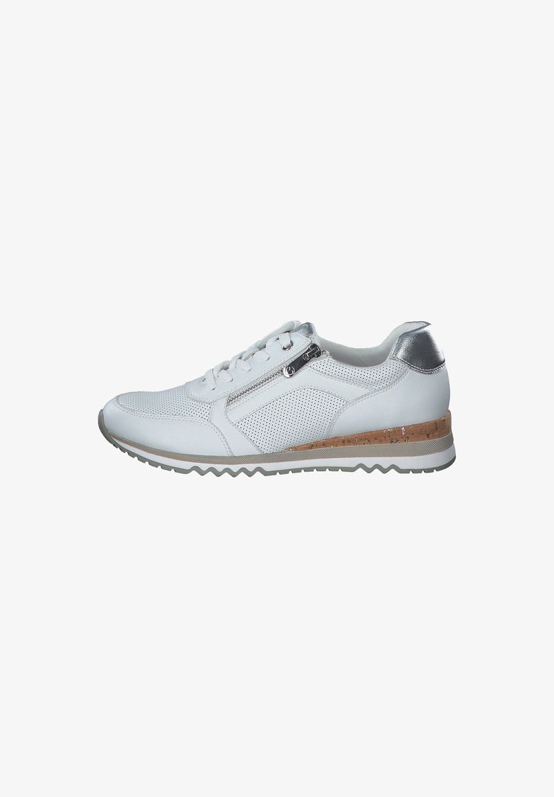 Witte sneaker met geperforeerd materiaal, zilveren accenten en kurkdetails op de zool. Heeft traditionele veters en een rits aan de zijkant.