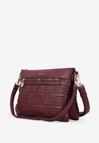 Bolso de piel burdeos con patrón geométrico en relieve, correa ajustable, herrajes dorados y bolsillo superior con cremallera. Acentuado con un charm de logo.