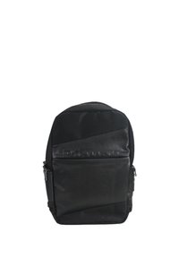 Zaino nero dal design elegante, tessuto texturizzato e dettagli lisci. Presenta una tasca frontale con zip e forma ergonomica per il comfort.