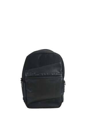 Zaino nero dal design elegante, tessuto texturizzato e dettagli lisci. Presenta una tasca frontale con zip e forma ergonomica per il comfort.