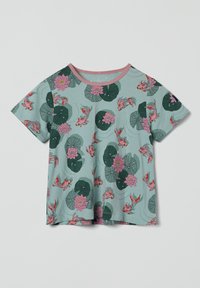 Korte mouwen T-shirt van teal stof met patronen van roze lotusbloemen en goudvissen; ronde roze halslijn en een relaxte pasvorm.