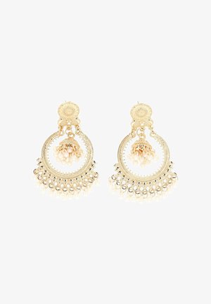 Orecchini a cerchio color oro con disegni intricati, caratterizzati da perle pendenti e un centro circolare con accenti decorativi.