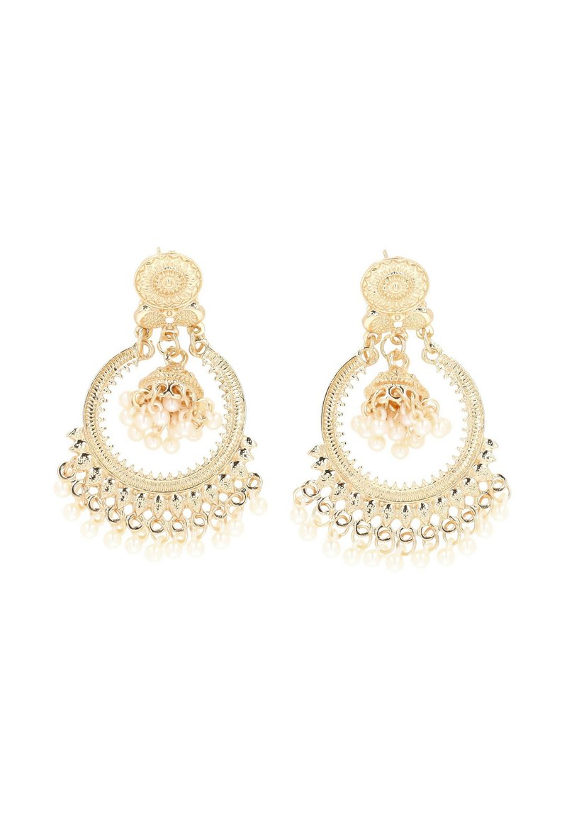 Guldtonade hoopörhängen med intrikata mönster, prydda med hängande pärlor och en cirkulär mittdel med dekorativa accenter.