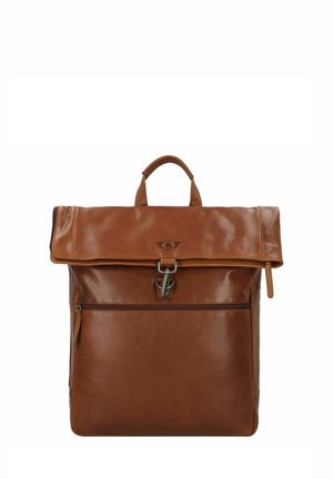 Zaino in pelle marrone con pattina pieghevole, chiusura in metallo, tasca con zip frontale e dettaglio di cucitura lungo i bordi.